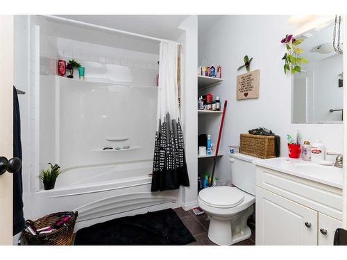 134 Issard Close, Red Deer, AB - Indoor Photo Showing Bathroom