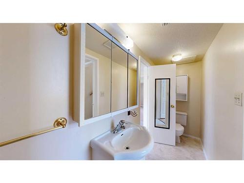 4904 47 Street, Stettler, AB - Indoor Photo Showing Bathroom