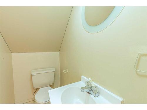 4904 47 Street, Stettler, AB - Indoor Photo Showing Bathroom