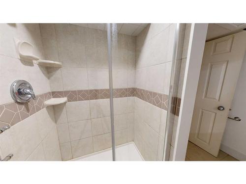 4904 47 Street, Stettler, AB - Indoor Photo Showing Bathroom