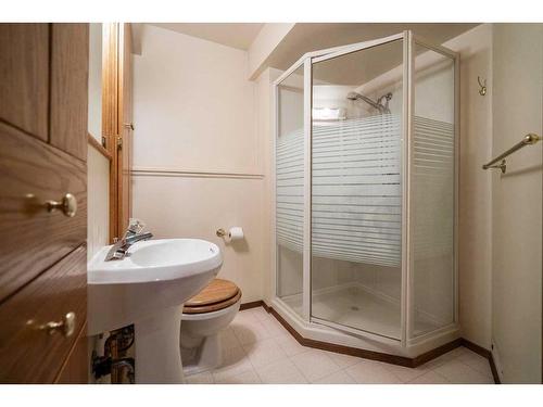 A,B-5206 49 Street, Camrose, AB - Indoor Photo Showing Bathroom