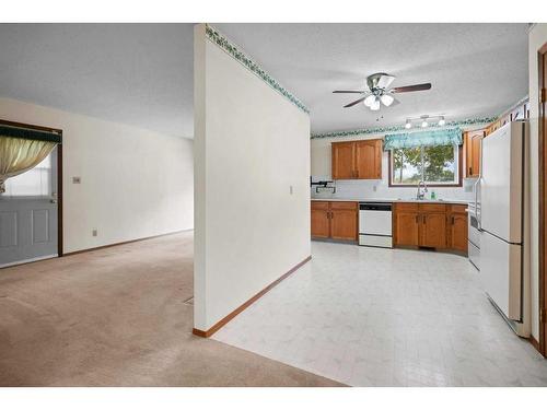 A,B-5206 49 Street, Camrose, AB - Indoor Photo Showing Kitchen