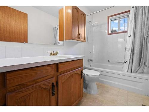 A,B-5206 49 Street, Camrose, AB - Indoor Photo Showing Bathroom