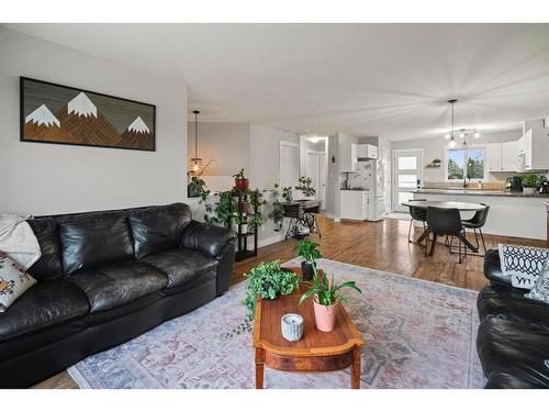 6814 40 Avenue Close, Camrose, AB - Indoor Photo Showing Living Room