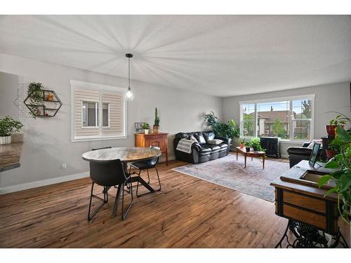 6814 40 Avenue Close, Camrose, AB - Indoor Photo Showing Living Room