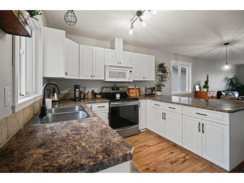 6814 40 Avenue Close, Camrose, AB - Indoor Photo Showing Kitchen With Double Sink