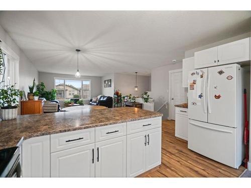 6814 40 Avenue Close, Camrose, AB - Indoor Photo Showing Kitchen