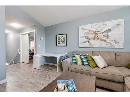 291 Wiley Crescent, Red Deer, AB - Indoor Photo Showing Living Room