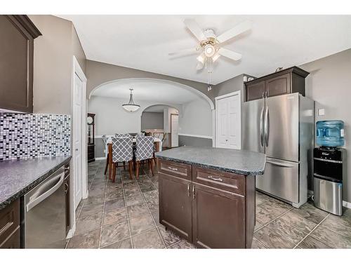 85 Herder Drive, Sylvan Lake, AB - Indoor Photo Showing Kitchen With Stainless Steel Kitchen