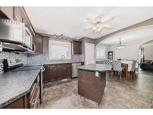 85 Herder Drive, Sylvan Lake, AB - Indoor Photo Showing Kitchen With Upgraded Kitchen