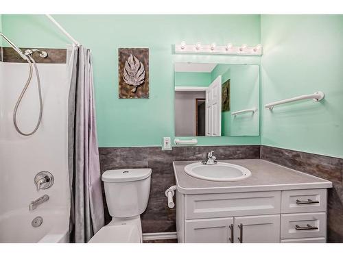 85 Herder Drive, Sylvan Lake, AB - Indoor Photo Showing Bathroom