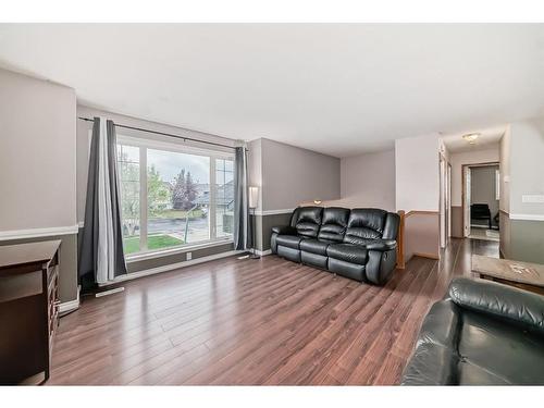 85 Herder Drive, Sylvan Lake, AB - Indoor Photo Showing Living Room