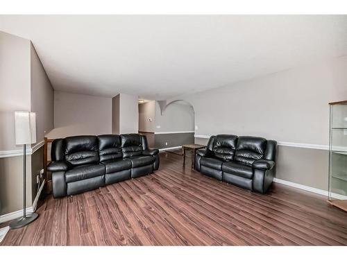 85 Herder Drive, Sylvan Lake, AB - Indoor Photo Showing Living Room