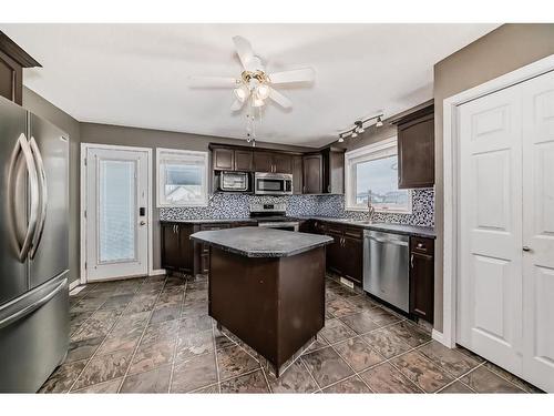 85 Herder Drive, Sylvan Lake, AB - Indoor Photo Showing Kitchen With Stainless Steel Kitchen With Upgraded Kitchen