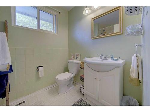 16 Mcintosh Avenue, Red Deer, AB - Indoor Photo Showing Bathroom