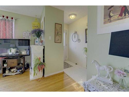 16 Mcintosh Avenue, Red Deer, AB - Indoor Photo Showing Other Room