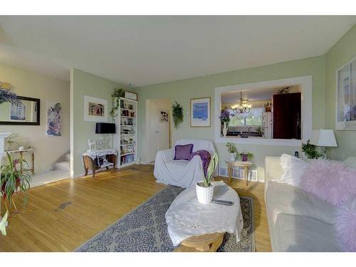 16 Mcintosh Avenue, Red Deer, AB - Indoor Photo Showing Living Room