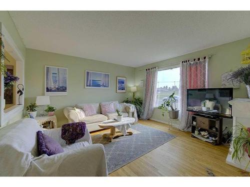 16 Mcintosh Avenue, Red Deer, AB - Indoor Photo Showing Living Room