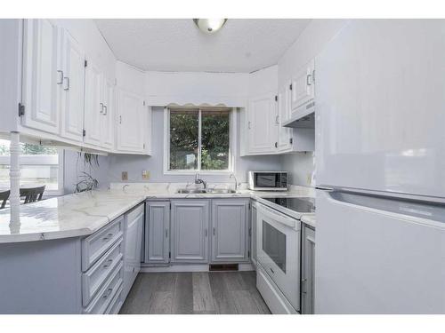 5328 59 Avenue, Viking, AB - Indoor Photo Showing Kitchen With Double Sink