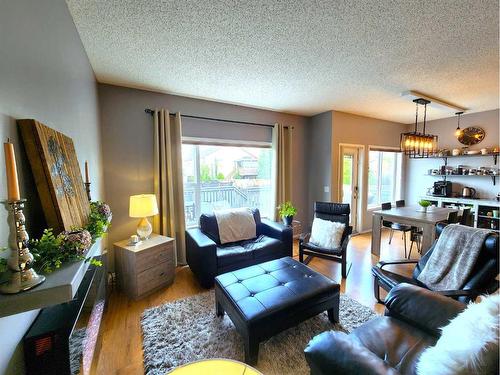 22 Jewell Street, Red Deer, AB - Indoor Photo Showing Living Room