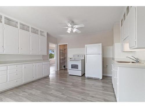 37425 Range Road 224, Rural Red Deer County, AB - Indoor Photo Showing Kitchen