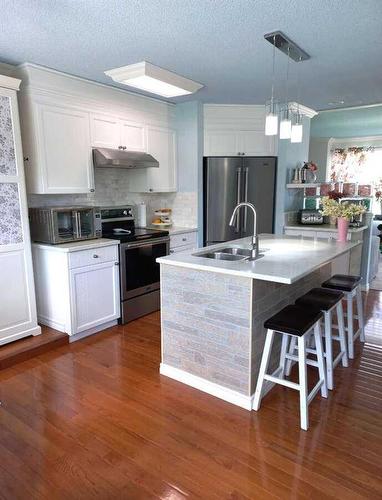 191 Everstone Drive Sw, Calgary, AB - Indoor Photo Showing Kitchen With Double Sink With Upgraded Kitchen