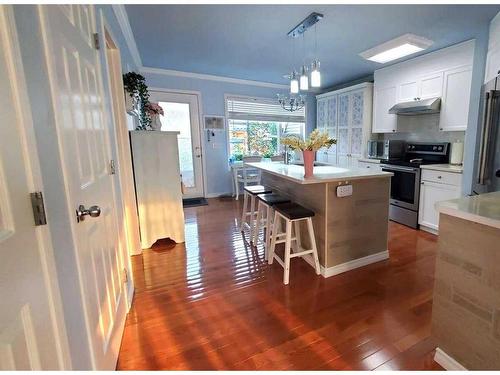 191 Everstone Drive Sw, Calgary, AB - Indoor Photo Showing Kitchen