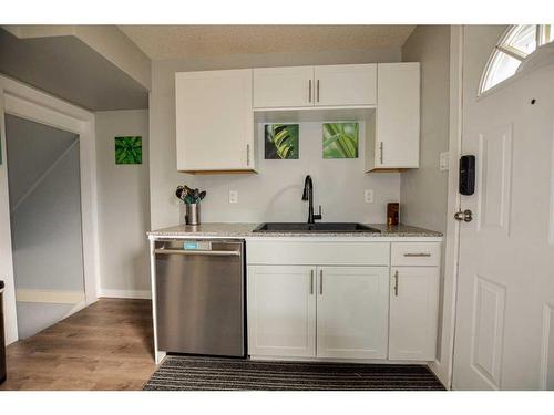 5435 35 Street, Red Deer, AB - Indoor Photo Showing Kitchen