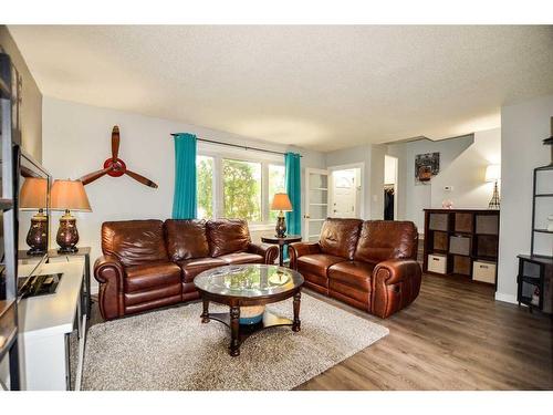 5435 35 Street, Red Deer, AB - Indoor Photo Showing Living Room