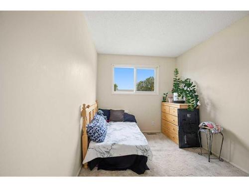 6121 Hamilton Drive, Red Deer, AB - Indoor Photo Showing Bedroom