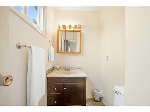 6121 Hamilton Drive, Red Deer, AB - Indoor Photo Showing Bathroom