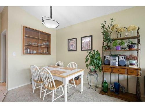 6121 Hamilton Drive, Red Deer, AB - Indoor Photo Showing Dining Room