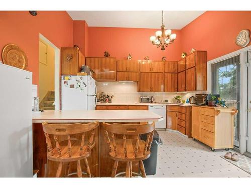 6121 Hamilton Drive, Red Deer, AB - Indoor Photo Showing Kitchen