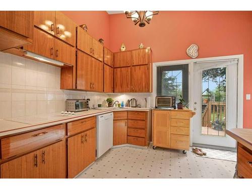 6121 Hamilton Drive, Red Deer, AB - Indoor Photo Showing Kitchen