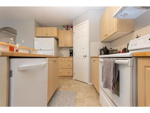 40-33 Jennings Crescent, Red Deer, AB - Indoor Photo Showing Kitchen