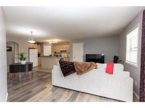 40-33 Jennings Crescent, Red Deer, AB - Indoor Photo Showing Living Room