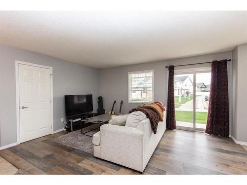 40-33 Jennings Crescent, Red Deer, AB - Indoor Photo Showing Living Room