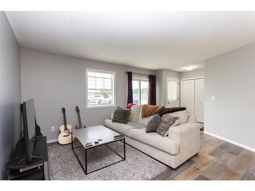 40-33 Jennings Crescent, Red Deer, AB - Indoor Photo Showing Living Room