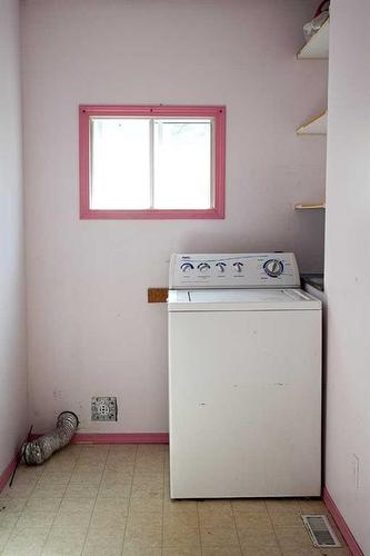 4923 51 Street, Amisk, AB - Indoor Photo Showing Laundry Room