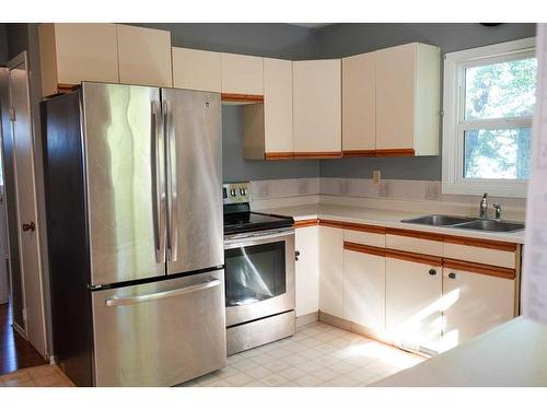 4923 51 Street, Amisk, AB - Indoor Photo Showing Kitchen With Double Sink