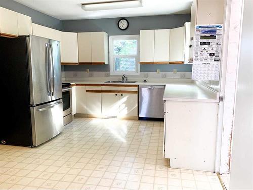 4923 51 Street, Amisk, AB - Indoor Photo Showing Kitchen With Double Sink