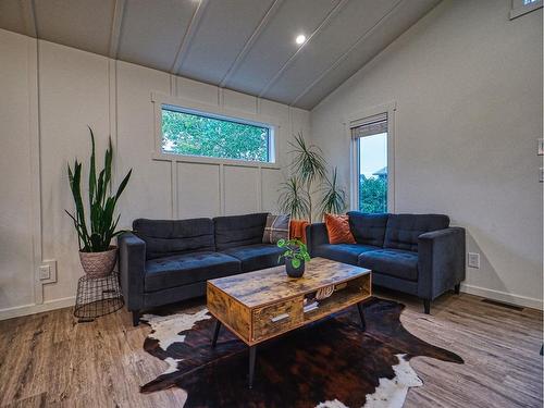 121 Nolan Street, Acme, AB - Indoor Photo Showing Living Room