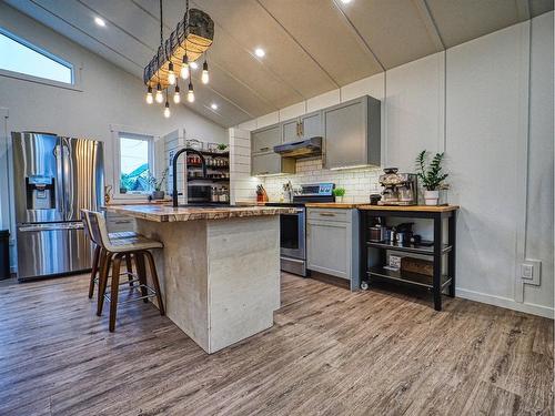 121 Nolan Street, Acme, AB - Indoor Photo Showing Kitchen With Upgraded Kitchen