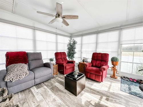 5423 60 Street, Stettler, AB - Indoor Photo Showing Living Room