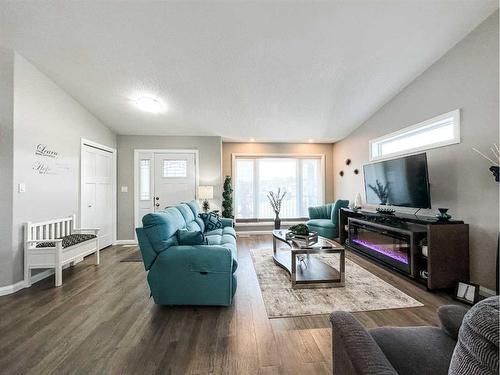 5423 60 Street, Stettler, AB - Indoor Photo Showing Living Room