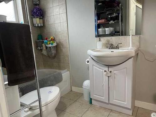 104 2 Street Nw, Sundre, AB - Indoor Photo Showing Bathroom