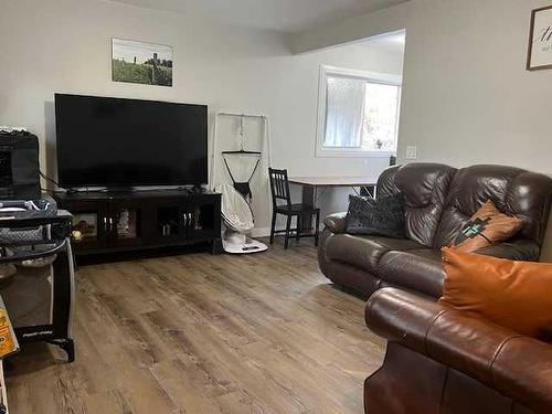 104 2 Street Nw, Sundre, AB - Indoor Photo Showing Living Room