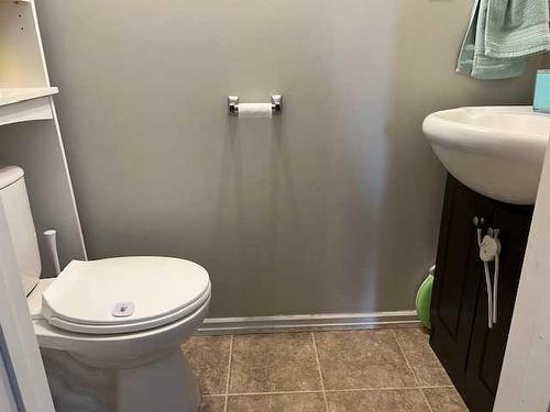 104 2 Street Nw, Sundre, AB - Indoor Photo Showing Bathroom