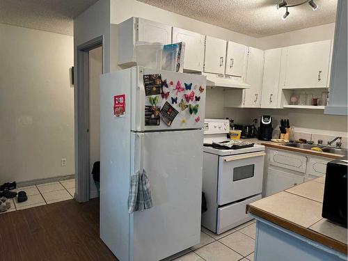 1-9-5963 60 A Street, Red Deer, AB - Indoor Photo Showing Kitchen