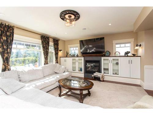 38425 Range Road 284, Rural Red Deer County, AB - Indoor Photo Showing Living Room